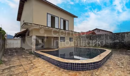 CASA à venda com piscina e 4 quartos em Peruíbe, no bairro Jardim Três Marias