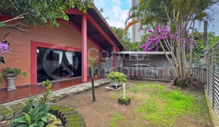 CASA à venda com piscina e 4 quartos em Peruíbe, no bairro Centro