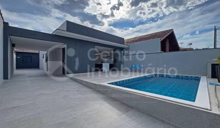 CASA à venda com piscina e 3 quartos em Peruíbe, no bairro Parque Balneario Oasis