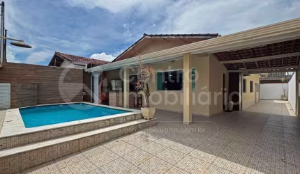 CASA à venda com piscina e 3 quartos em Peruíbe, no bairro Parque D Aville