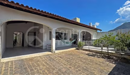 CASA à venda com piscina e 4 quartos em Peruíbe, no bairro Centro