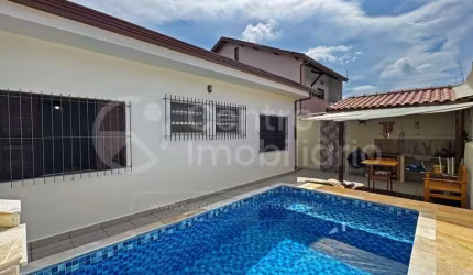 CASA à venda com piscina e 3 quartos em Peruíbe, no bairro Parque Balneario Oasis