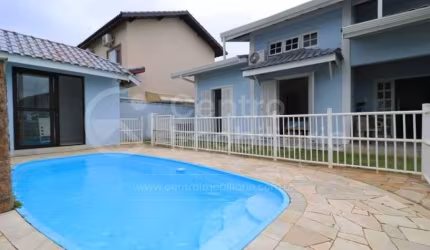 CASA à venda com piscina e 3 quartos em Peruíbe, no bairro Balneario Sambura