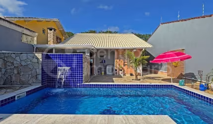 CASA à venda com piscina e 3 quartos em Peruíbe, no bairro Belmira Novaes