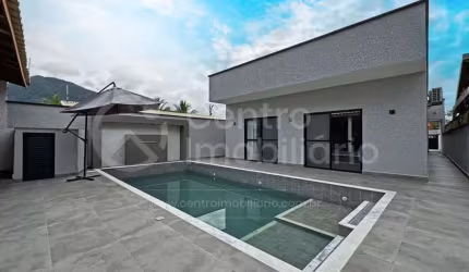 CASA à venda com piscina e 4 quartos em Peruíbe, no bairro Centro