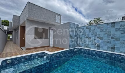 CASA à venda com piscina e 2 quartos em Peruíbe, no bairro Vila Romar