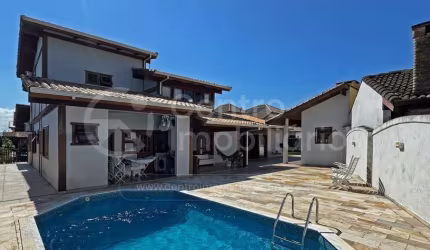 CASA à venda com piscina e 4 quartos em Peruíbe, no bairro Balneario Sambura