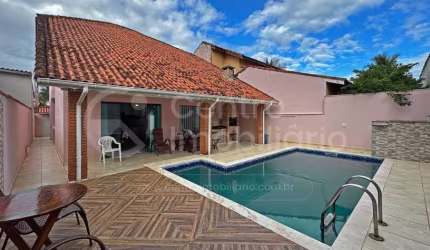 CASA à venda com piscina e 4 quartos em Peruíbe, no bairro Jardim Marcia