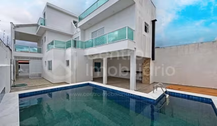 CASA à venda com piscina e 3 quartos em Peruíbe, no bairro Balneario Josedy