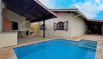 CASA à venda com piscina e 3 quartos em Peruíbe, no bairro Parque Balneario Oasis