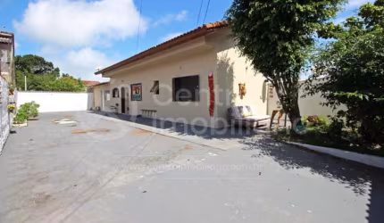 CASA à venda com 2 quartos em Peruíbe, no bairro Balneario Arpoador
