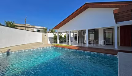 CASA à venda com piscina e 3 quartos em Peruíbe, no bairro Balneario Sao Joao Batista
