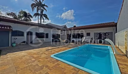 CASA à venda com piscina e 3 quartos em Peruíbe, no bairro Parque Balneario Oasis