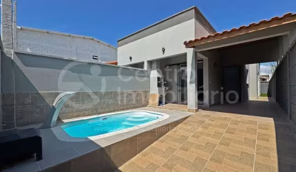 CASA à venda com piscina e 2 quartos em Peruíbe, no bairro Parque Balneario Oasis