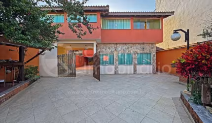 CASA à venda com 4 quartos em Peruíbe, no bairro Balneario Arpoador
