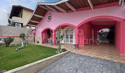 CASA à venda com piscina e 3 quartos em Peruíbe, no bairro Parque Balneario Oasis