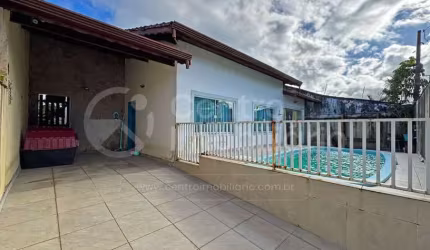 CASA à venda com piscina e 3 quartos em Peruíbe, no bairro Parque Turistico