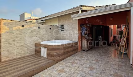 CASA à venda com piscina e 2 quartos em Peruíbe, no bairro Jardim Peruibe