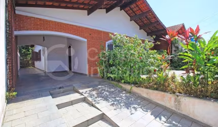 CASA à venda com 3 quartos em Peruíbe, no bairro Balneario Arpoador