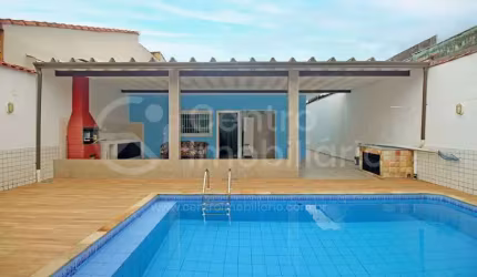 CASA à venda com piscina e 2 quartos em Peruíbe, no bairro Centro