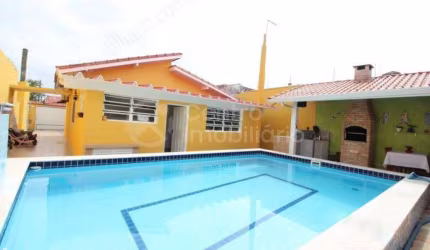 CASA à venda com piscina e 2 quartos em Peruíbe, no bairro Jardim Ribamar