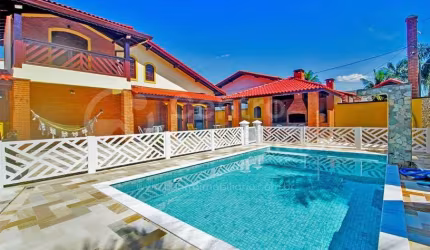 CASA à venda com piscina e 4 quartos em Peruíbe, no bairro Parque Balneario Oasis
