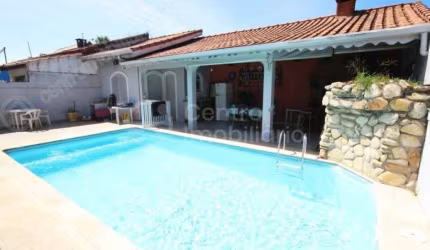 CASA à venda com piscina e 3 quartos em Peruíbe, no bairro Stella Maris