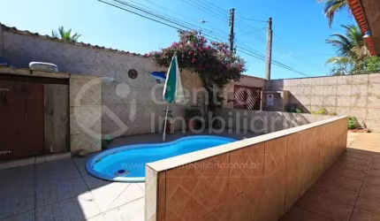 CASA à venda com piscina e 3 quartos em Peruíbe, no bairro Parque Balneario Oasis