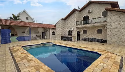 CASA à venda com piscina e 3 quartos em Peruíbe, no bairro Jardim Três Marias