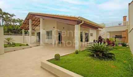 CASA à venda com piscina e 3 quartos em Peruíbe, no bairro Parque Balneario Oasis