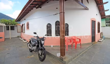 CASA à venda com 2 quartos em Peruíbe, no bairro Centro