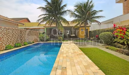 CASA à venda com piscina e 3 quartos em Peruíbe, no bairro Jardim Beira Mar