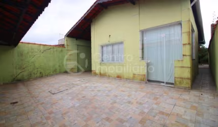 CASA à venda com 2 quartos em Peruíbe, no bairro Jardim Brasil