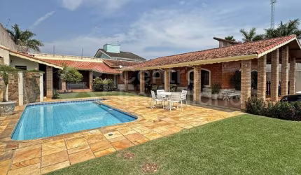 CASA à venda com piscina e 3 quartos em Peruíbe, no bairro Parque Balneario Oasis