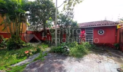 CASA à venda com piscina e 3 quartos em Peruíbe, no bairro Balneario Florida