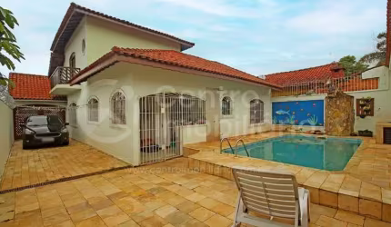 CASA à venda com piscina e 3 quartos em Peruíbe, no bairro Jardim Ribamar