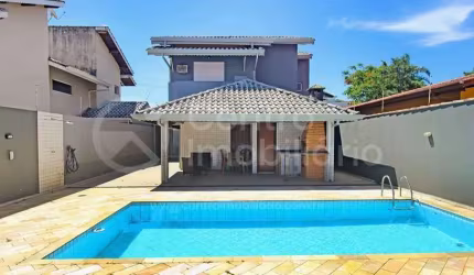 CASA à venda com piscina e 4 quartos em Peruíbe, no bairro Centro