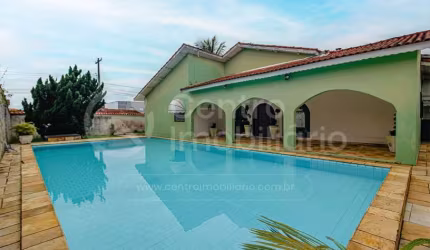 CASA à venda com piscina e 3 quartos em Peruíbe, no bairro Stella Maris