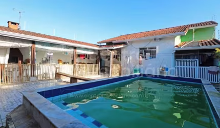 CASA à venda com piscina e 2 quartos em Peruíbe, no bairro Jardim Ribamar