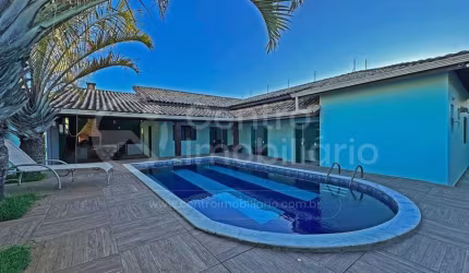CASA à venda com piscina e 3 quartos em Peruíbe, no bairro Jardim Três Marias