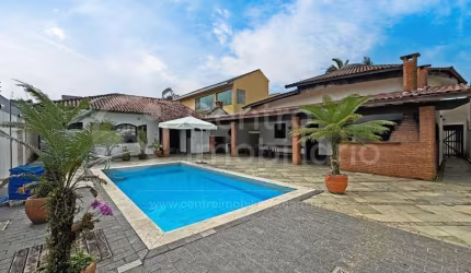 CASA à venda com piscina e 4 quartos em Peruíbe, no bairro Estancia Sao Jose
