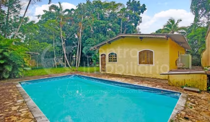 CASA à venda com piscina e 2 quartos em Peruíbe, no bairro Estância São Marcos