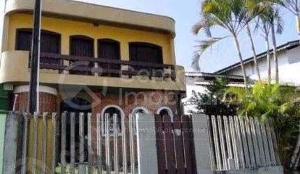 CASA à venda com 3 quartos em Peruíbe, no bairro Balneario Sambura