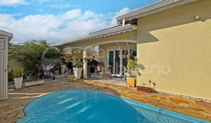 CASA à venda com piscina e 3 quartos em Peruíbe, no bairro Parque Balneario Oasis