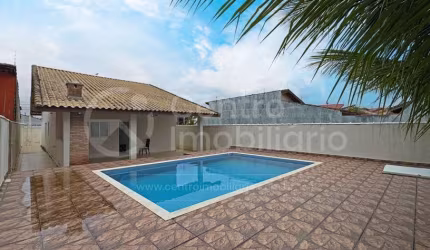 CASA à venda com piscina e 3 quartos em Peruíbe, no bairro Maria H Novaes