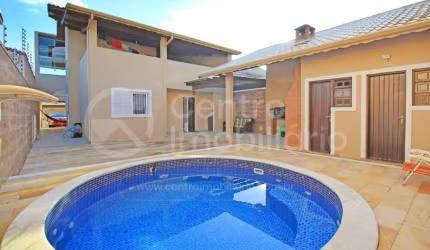 CASA à venda com piscina e 3 quartos em Peruíbe, no bairro Jardim Beira Mar