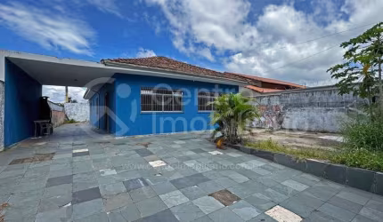 CASA à venda com 3 quartos em Peruíbe, no bairro Belmira Novaes