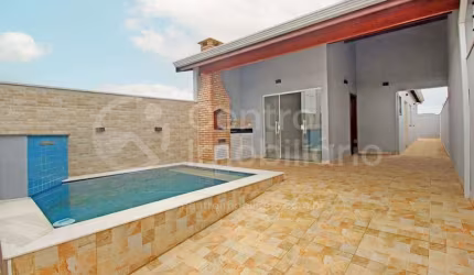 CASA à venda com piscina e 2 quartos em Peruíbe, no bairro Flora Rica