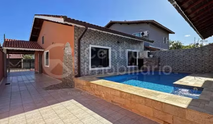CASA à venda com piscina e 3 quartos em Peruíbe, no bairro Jardim Três Marias