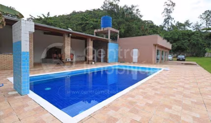 CASA à venda com piscina e 3 quartos em Peruíbe, no bairro Bananal